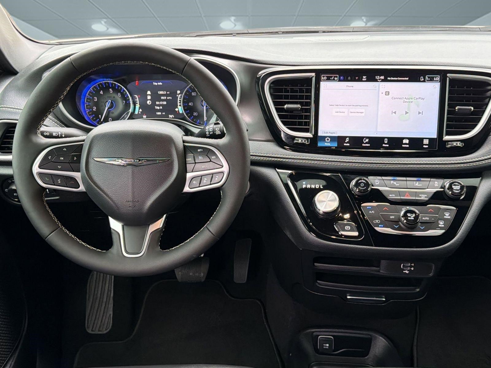 Used 2026 Chrysler Pacifica Select image 28