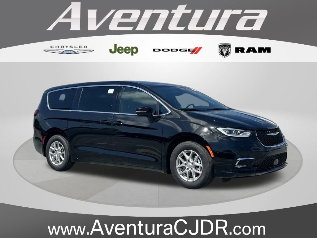 New 2025 Chrysler Pacifica Select w/ Uconnect Theater Family Group