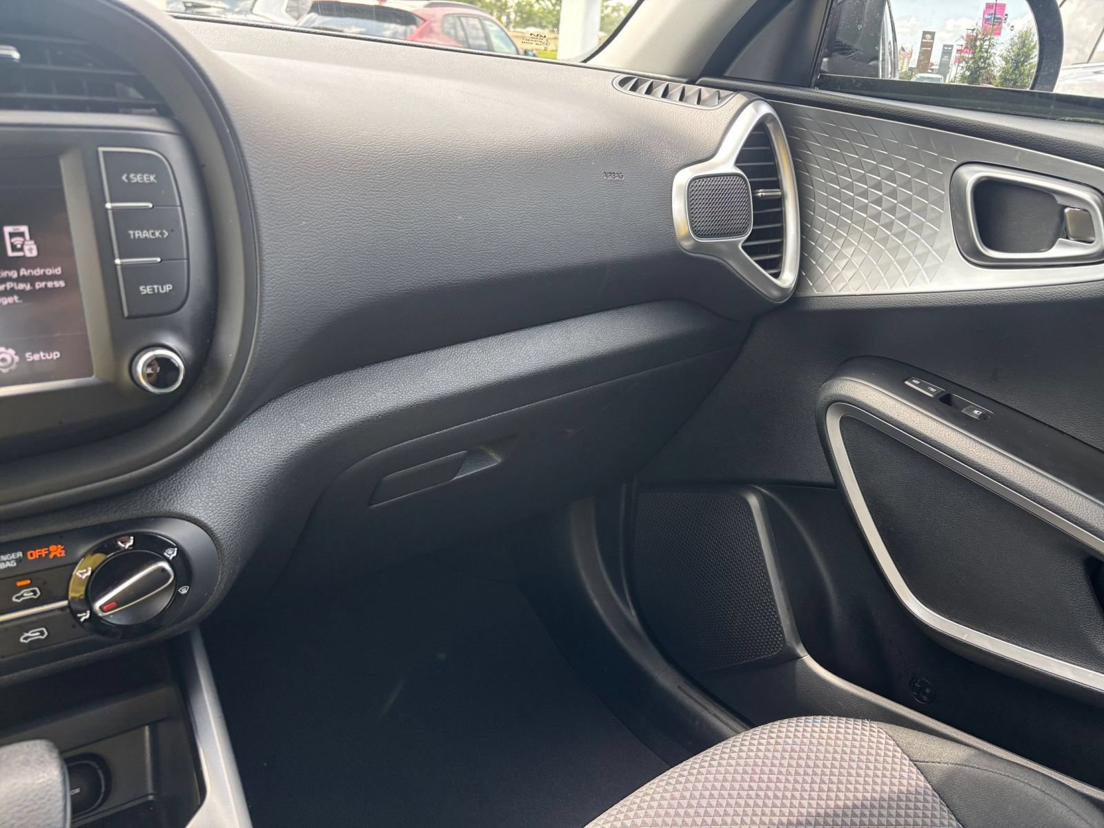 Used 2025 Kia Soul LX w/ LX Technology Package FWD image 28