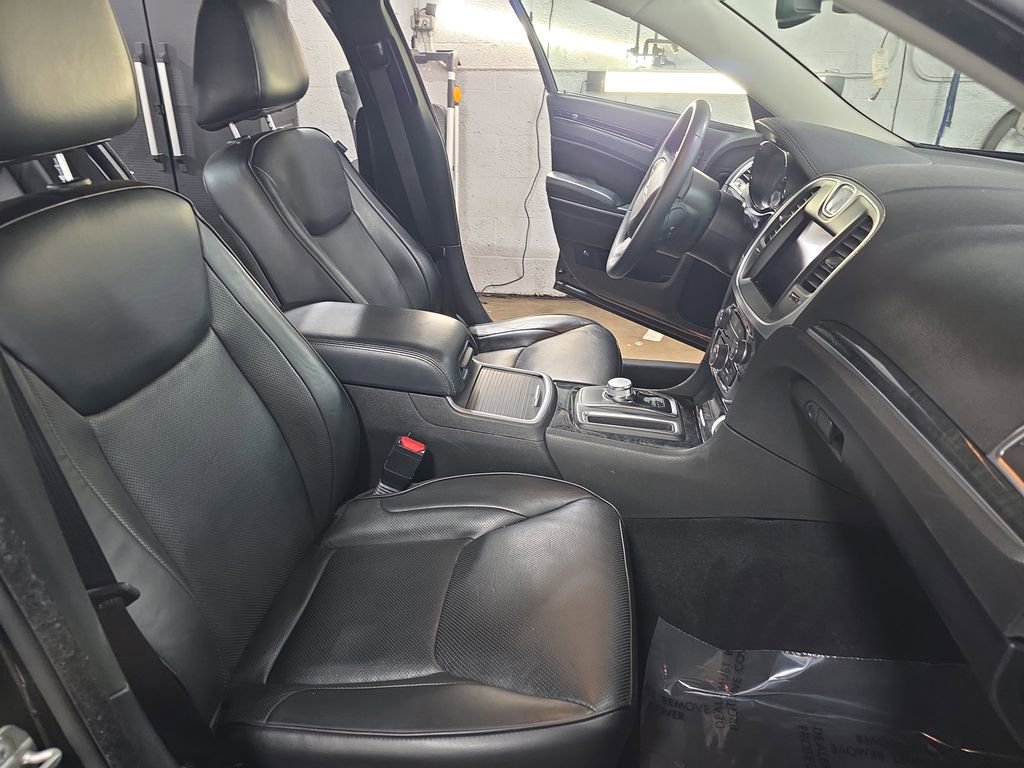 Used 2023 Chrysler 300 Touring L w/ Comfort Group image 10