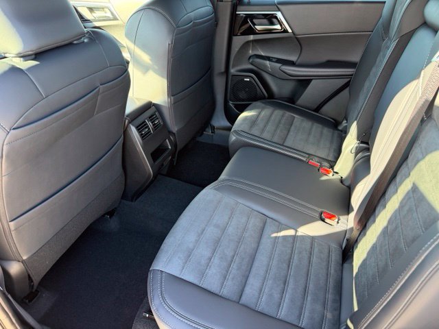New 2026 Mitsubishi Outlander LE FWD image 17