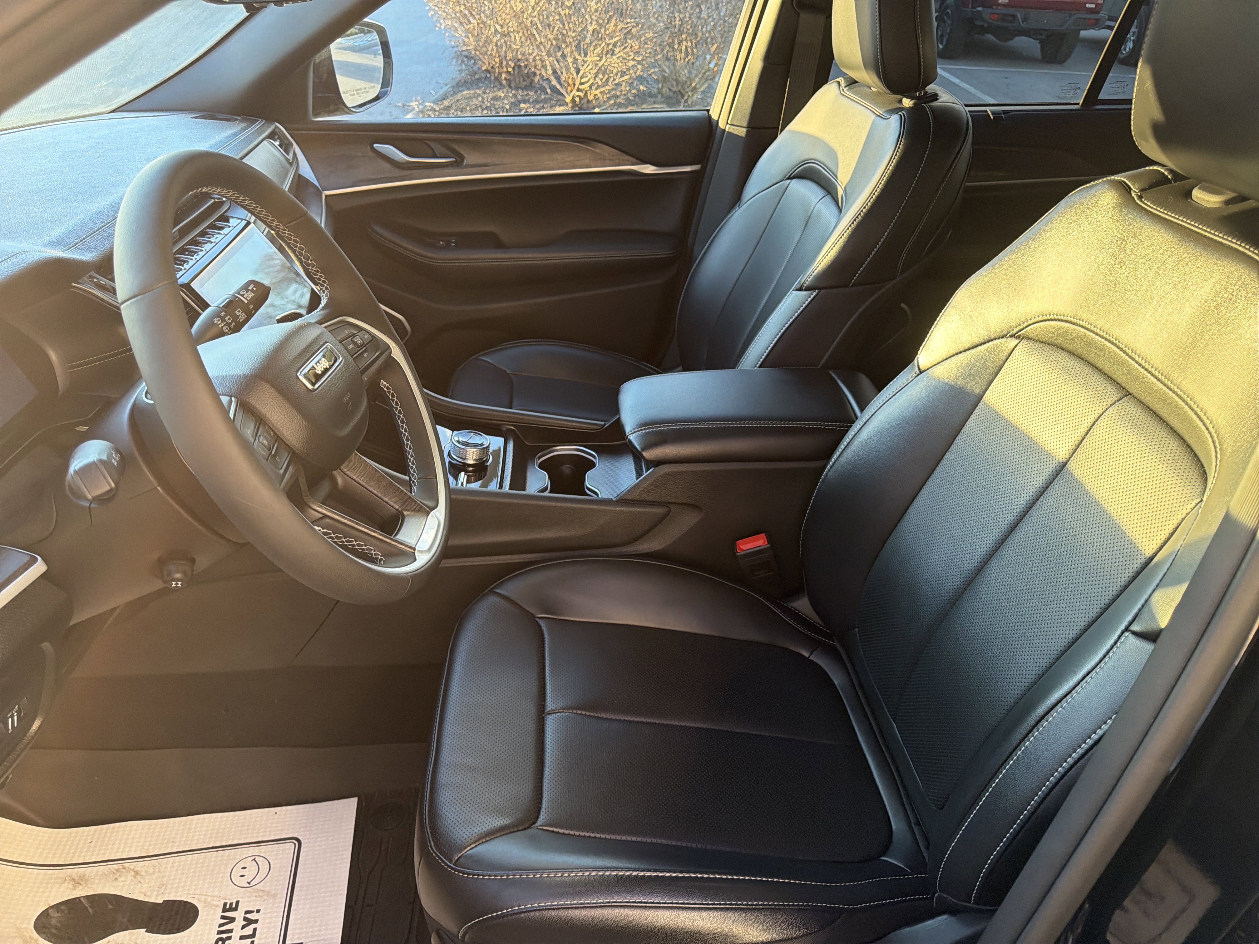 Used 2025 Jeep Grand Cherokee Limited w/ Luxury Tech Group II image 12