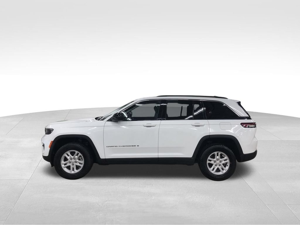 Used 2024 Jeep Grand Cherokee Laredo AWD/4WD image 3