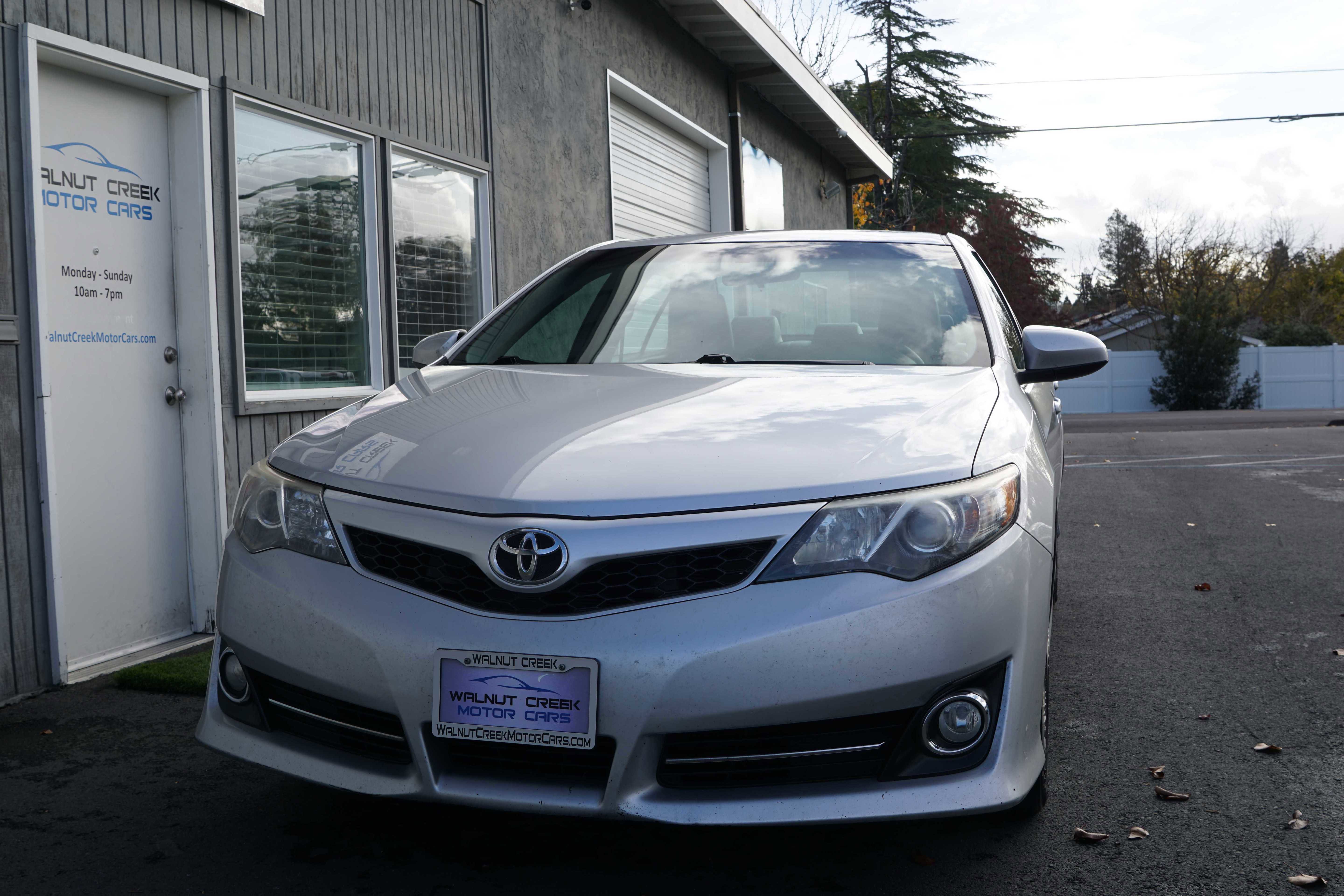 Used 2014 Toyota Camry SE image 2