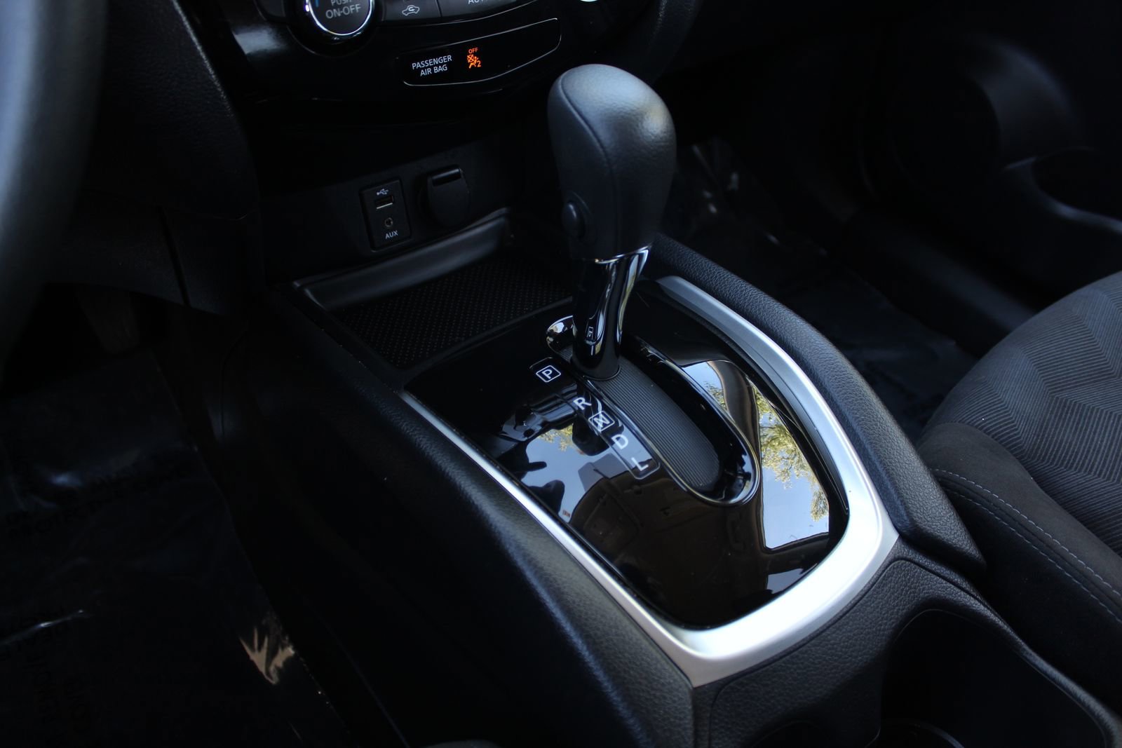 Used 2015 Nissan Rogue SV w/ SV Premium Package image 18