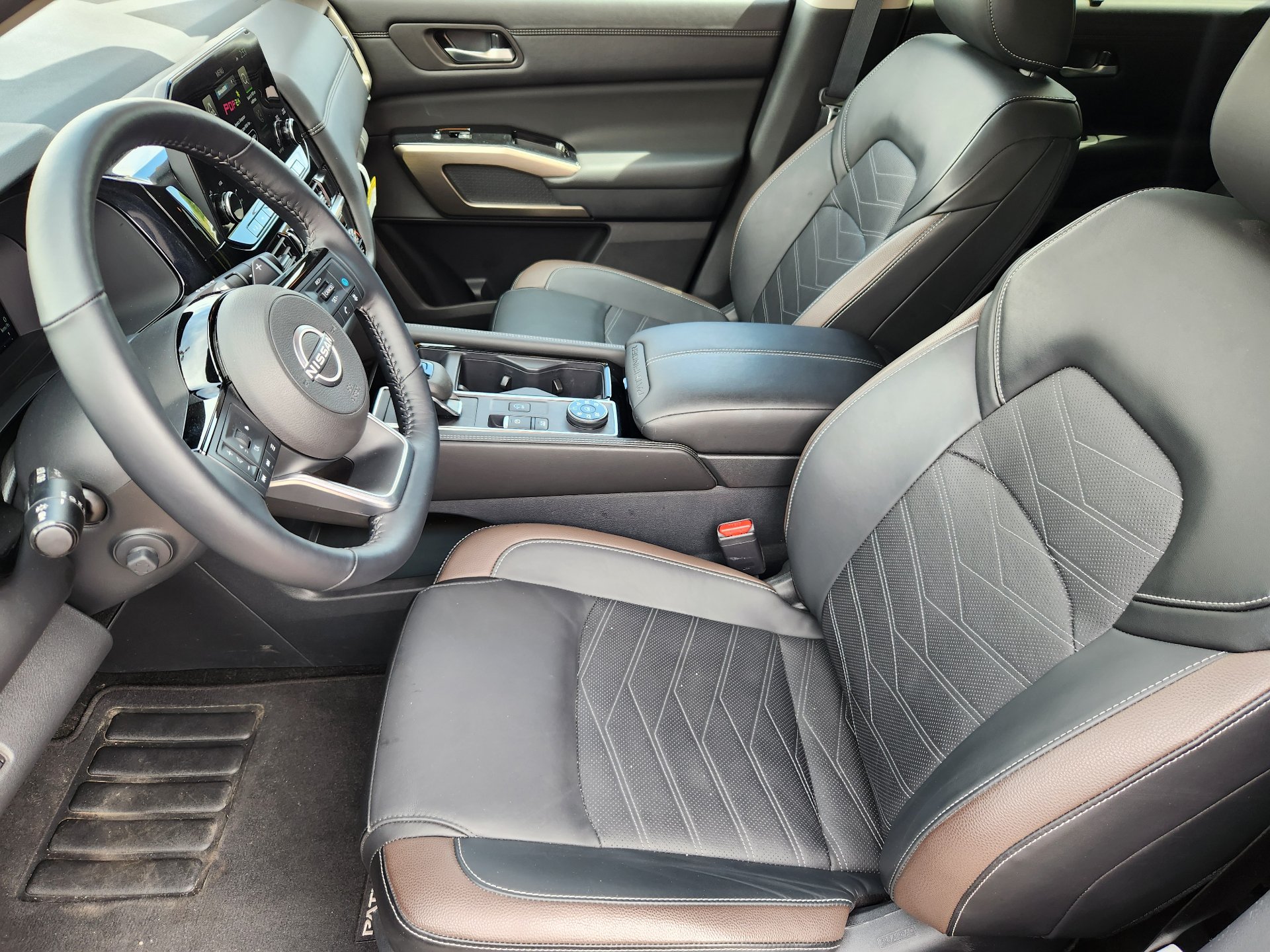 Used 2025 Nissan Pathfinder Platinum w/ Black Appearance Package AWD/4WD image 10