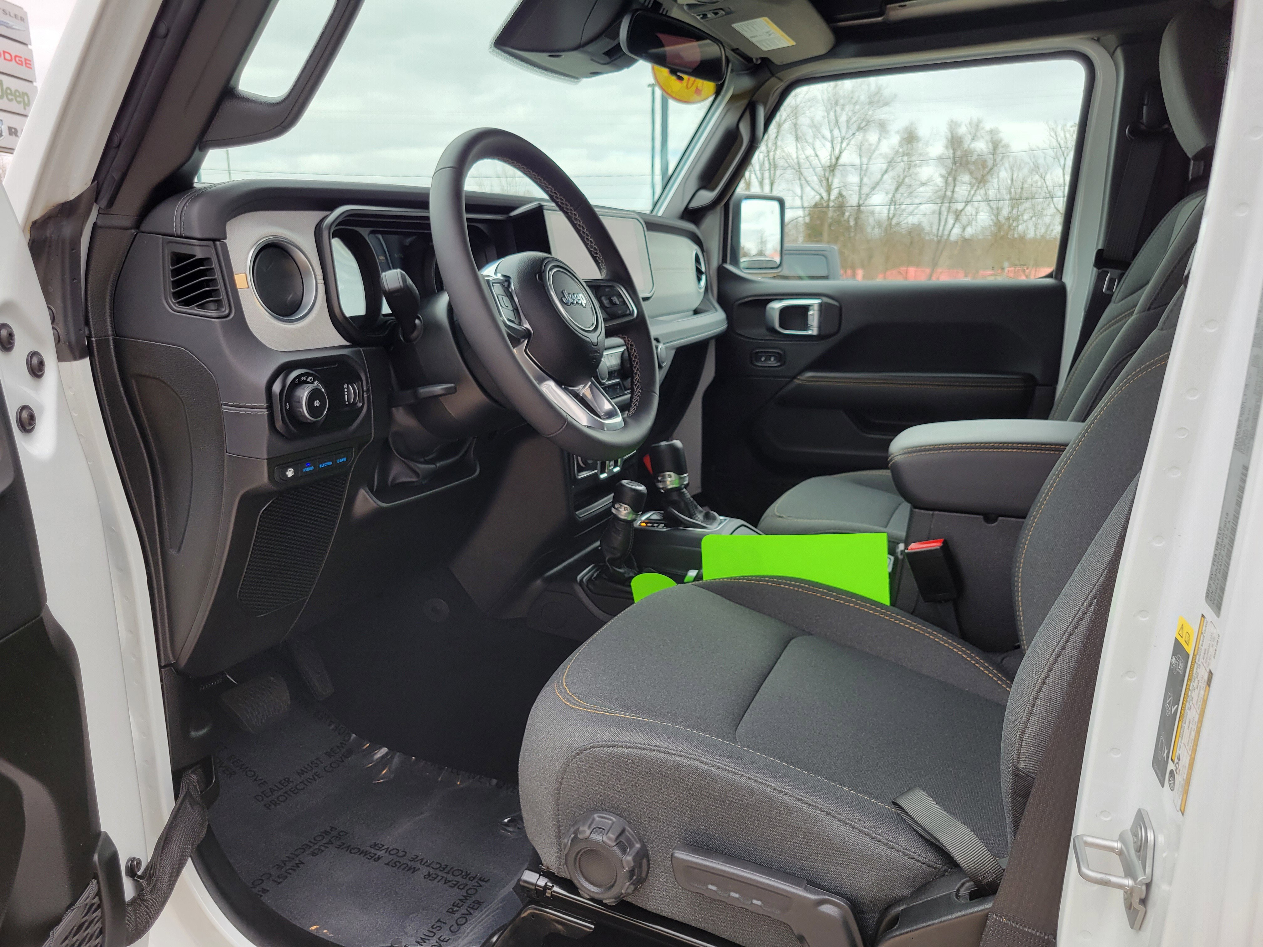 Used 2025 Jeep Wrangler Unlimited Sahara w/ Safety Group image 7