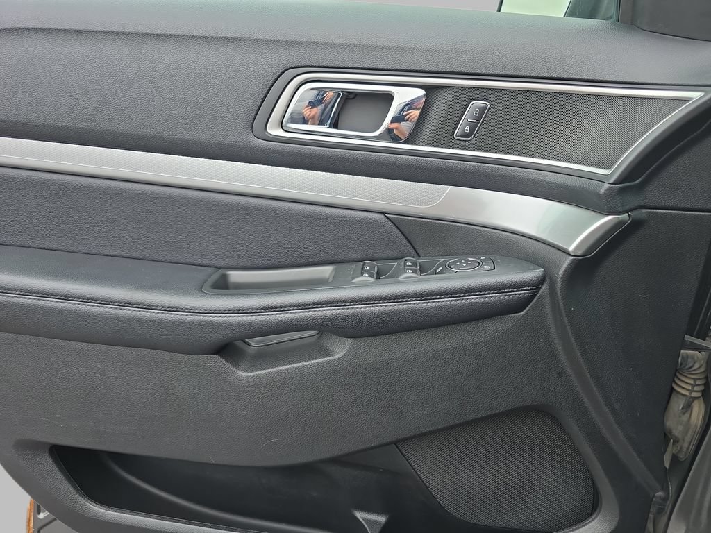 Used 2017 Ford Explorer XLT w/ Equipment Group 202A AWD/4WD image 30