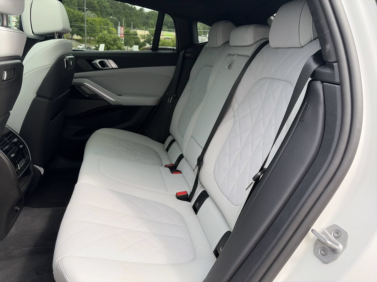 Used 2025 BMW X6 xDrive40i AWD/4WD image 32