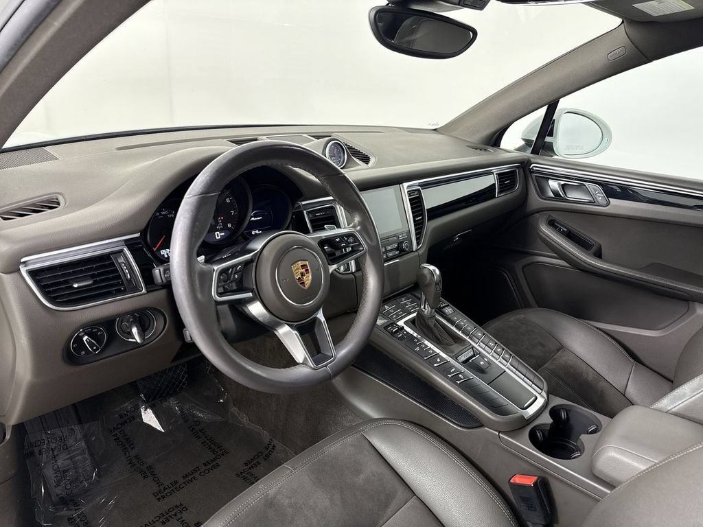 Certified 2017 Porsche Macan AWD/4WD image 4