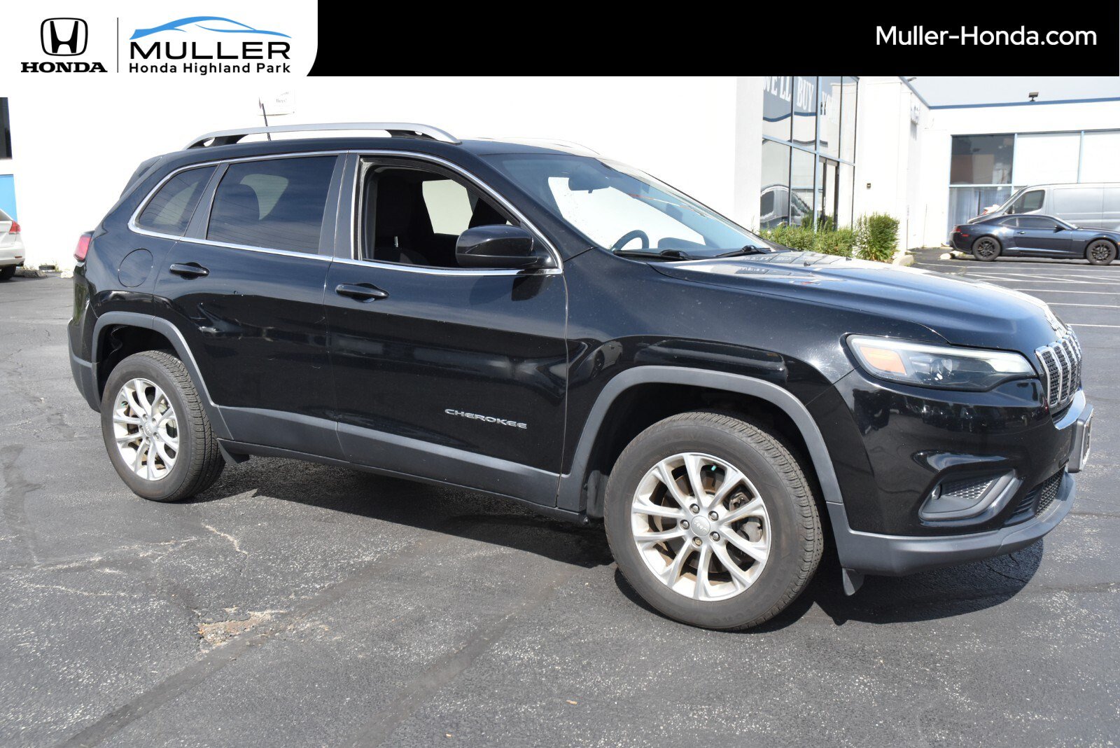 Used 2019 Jeep Cherokee Latitude w/ Cold Weather Group AWD/4WD image 1