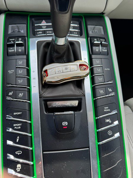 Used 2015 Porsche Macan Turbo image 28