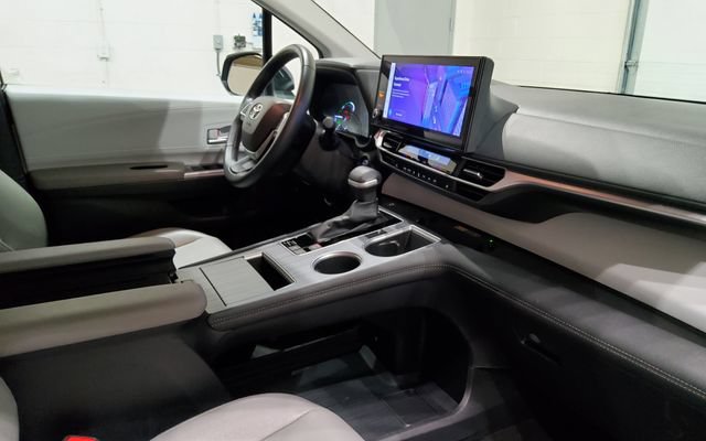 Used 2025 Toyota Sienna XLE FWD image 20
