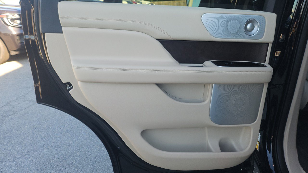Used 2021 Lincoln Navigator Reserve w/ Luxury Package AWD/4WD image 12