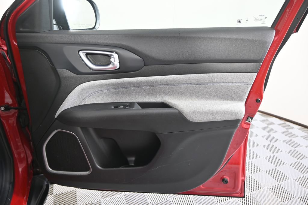 Used 2024 Jeep Compass Latitude image 12