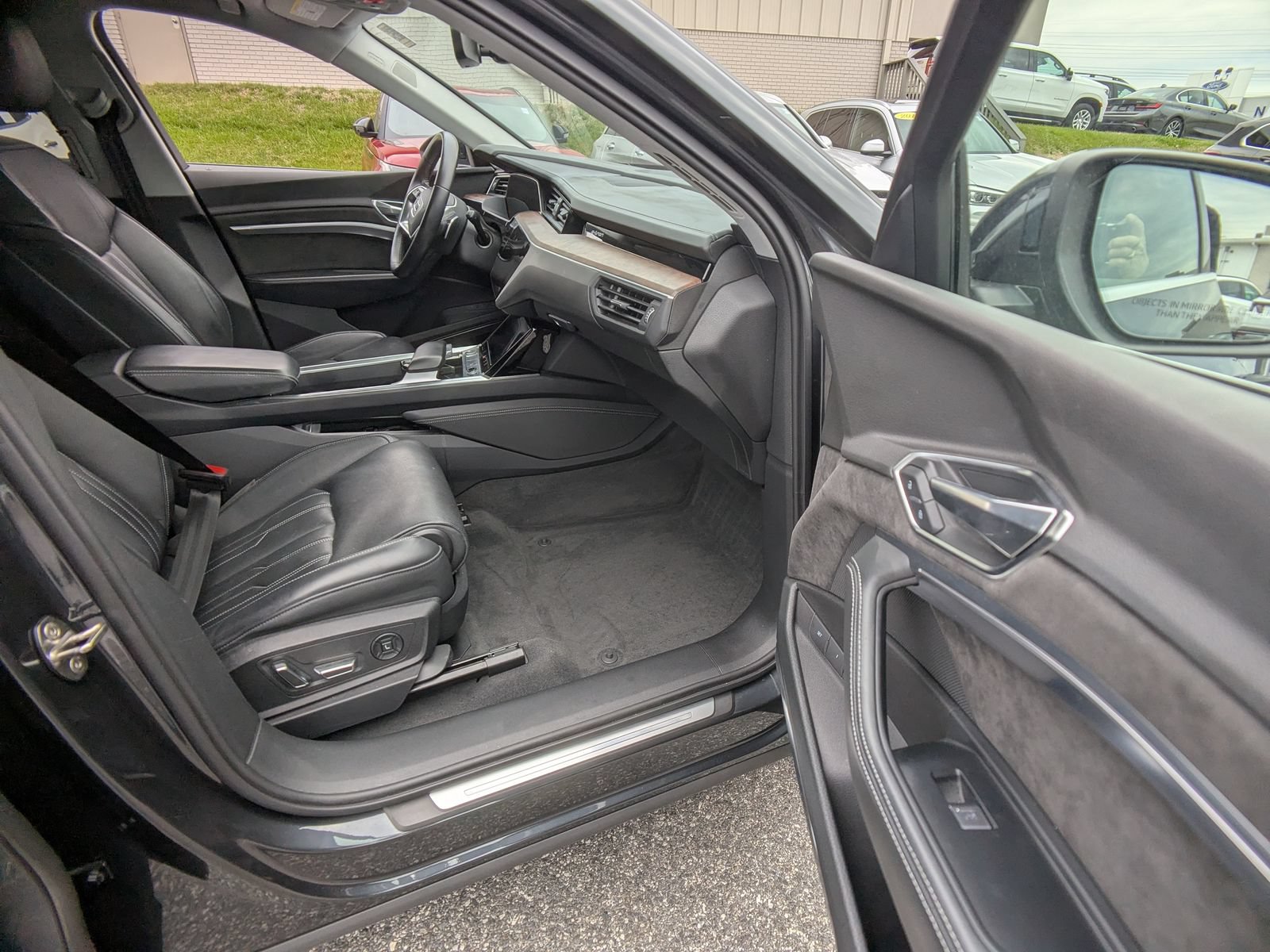 Used 2019 Audi e-tron Prestige w/ Prestige Package AWD/4WD image 11