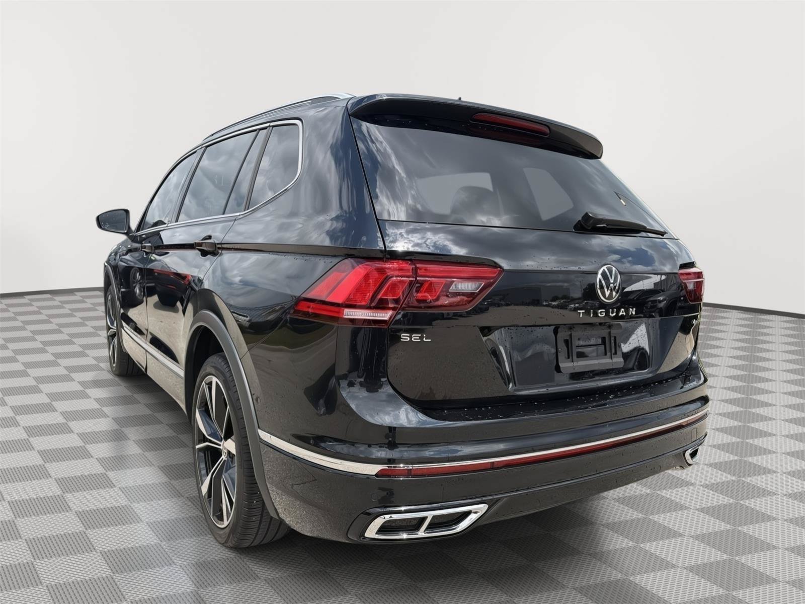 Used 2023 Volkswagen Tiguan SEL R-Line AWD/4WD image 3
