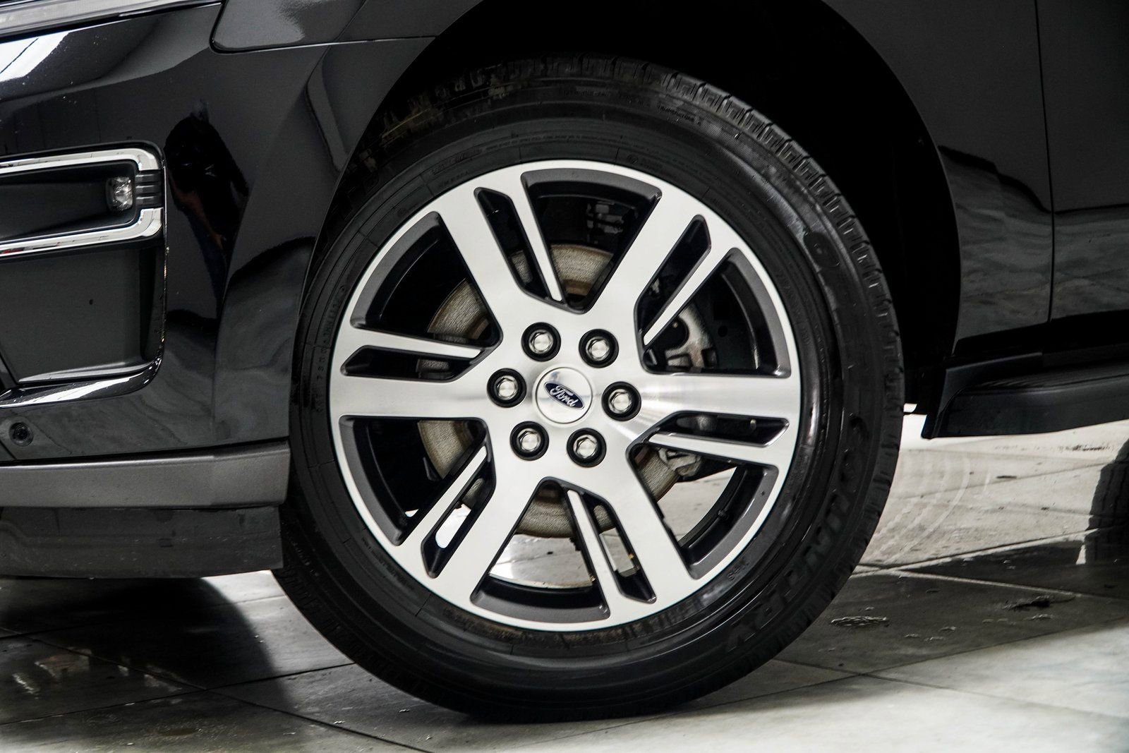 Used 2024 Ford Expedition Limited AWD/4WD image 3