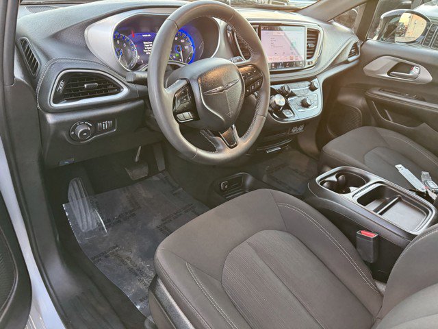 Used 2024 Chrysler Pacifica Touring image 12