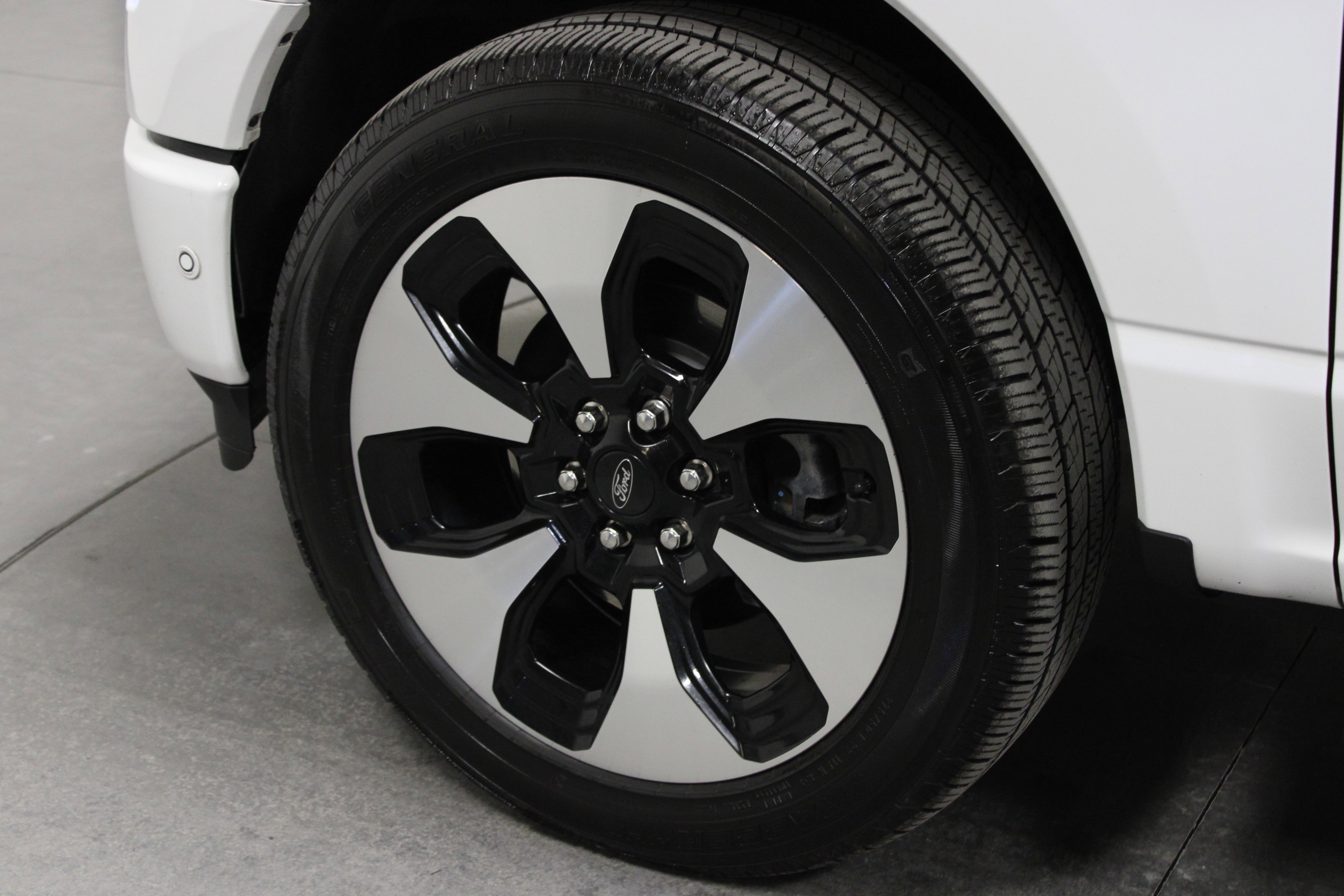 Used 2023 Ford F150 Lightning Platinum image 10