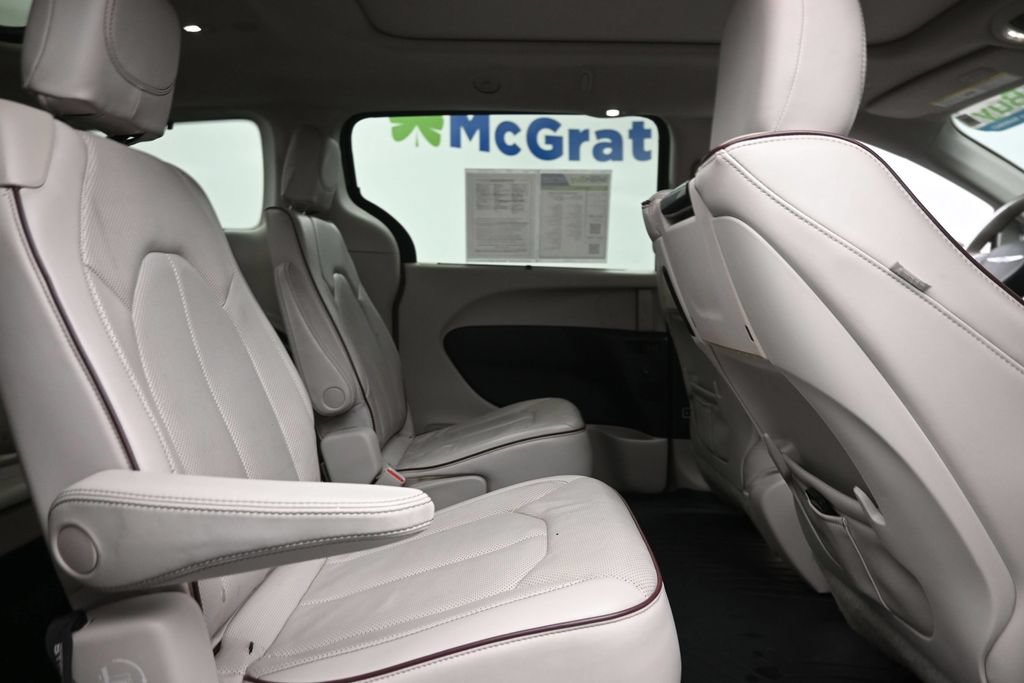 Used 2020 Chrysler Pacifica Limited w/ Tire & Wheel Group FWD image 10