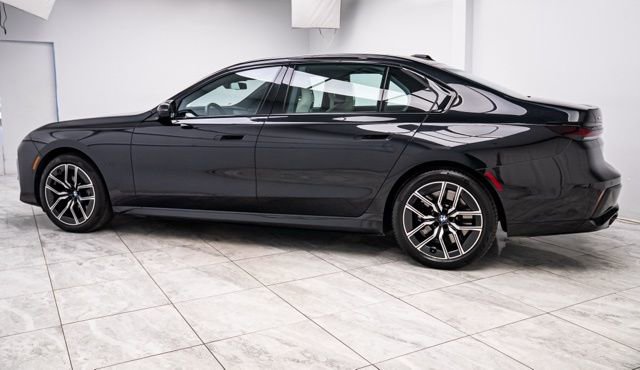 Used 2023 BMW 760i xDrive image 3