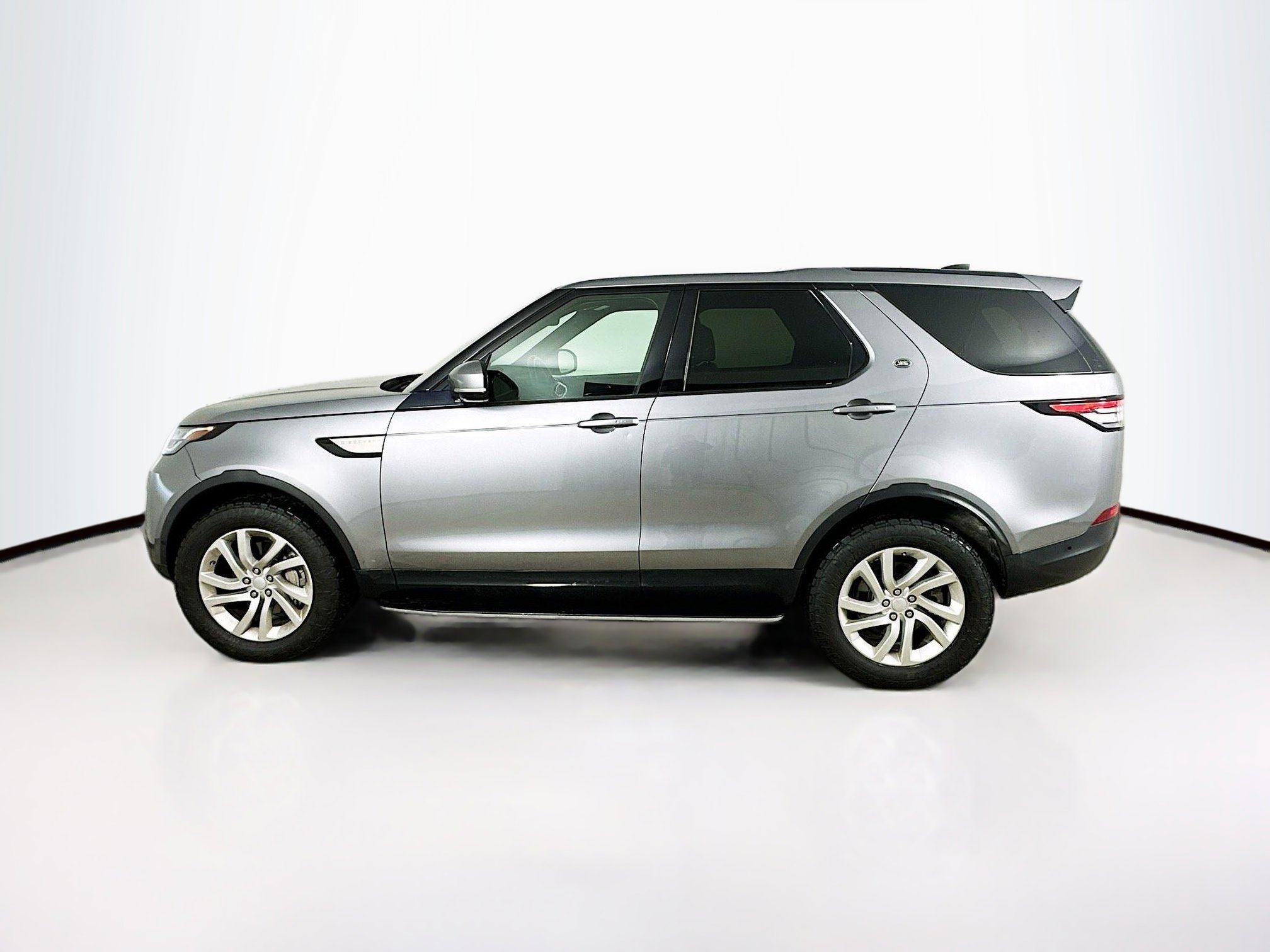 Used 2020 Land Rover Discovery SE image 8