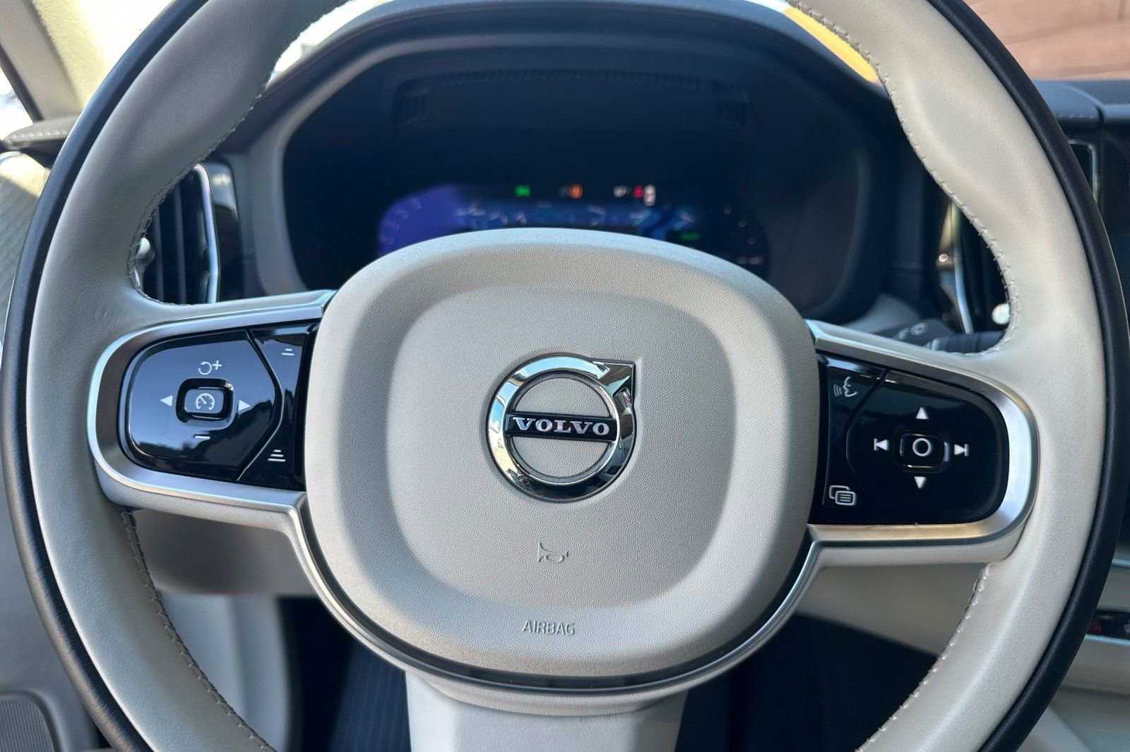 Certified 2025 Volvo XC60 T8 Ultra w/ Protection Package Premier image 27