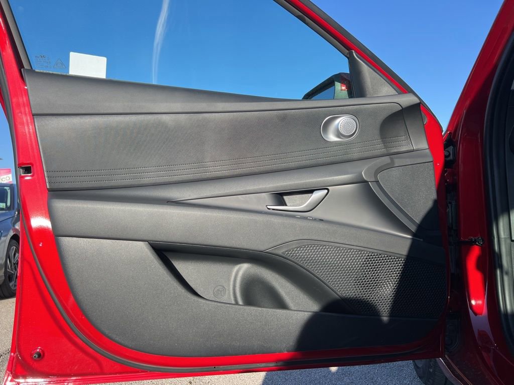 Used 2025 Hyundai Elantra SE image 12