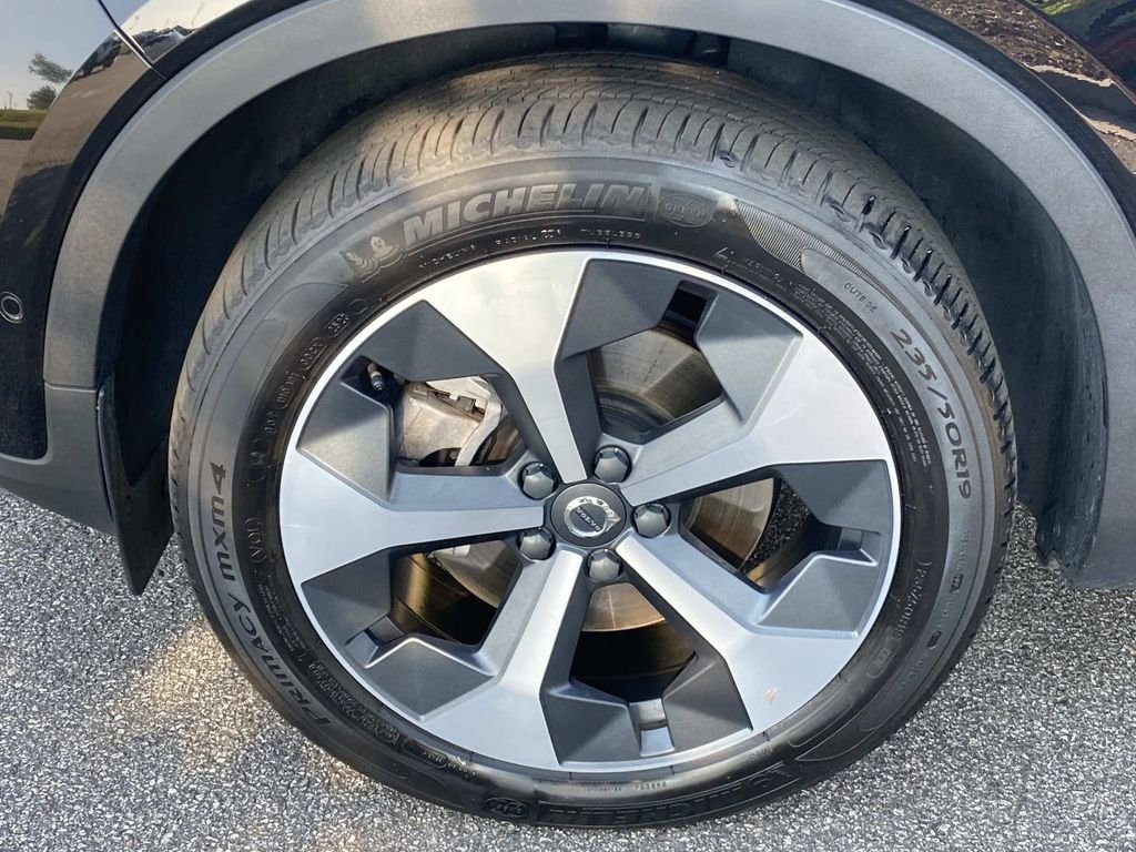 Used 2024 Volvo XC40 B5 Plus AWD/4WD image 13