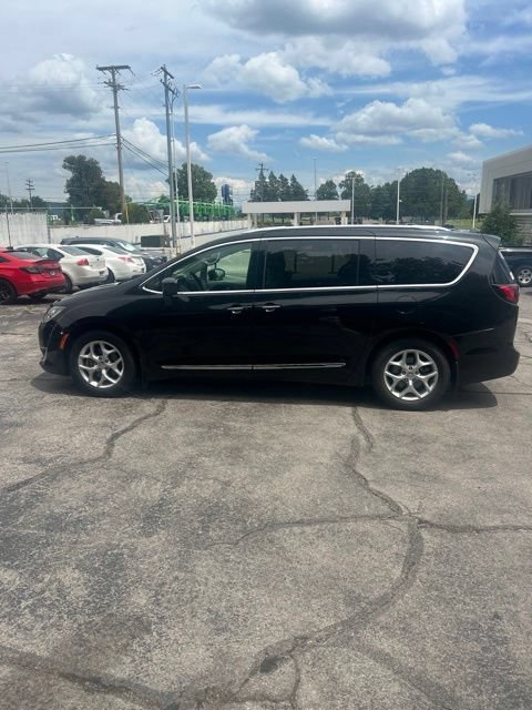 Used 2017 Chrysler Pacifica Touring-L Plus w/ Advanced Safetytec Group FWD image 11