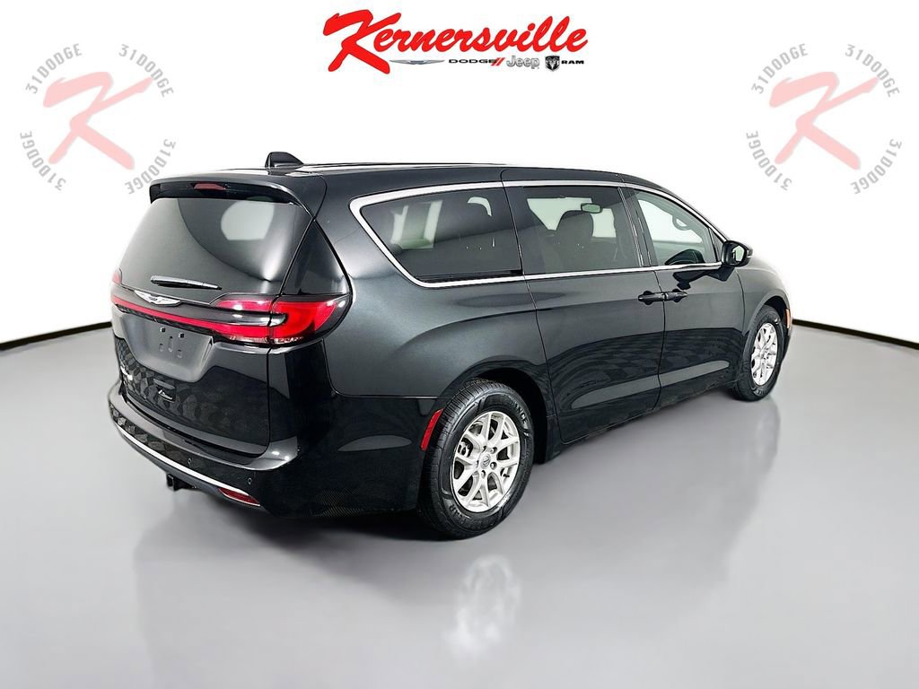 Used 2023 Chrysler Pacifica Touring image 7