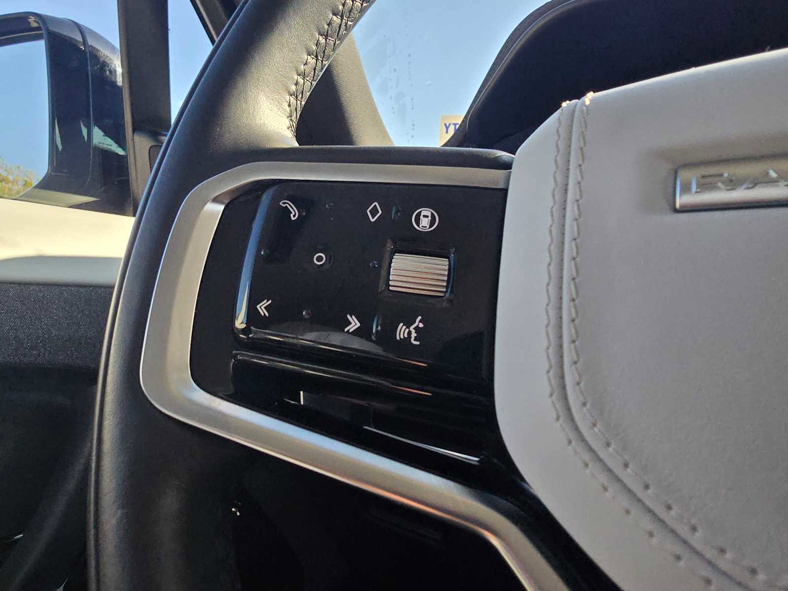 Used 2024 Land Rover Range Rover Sport SE image 32