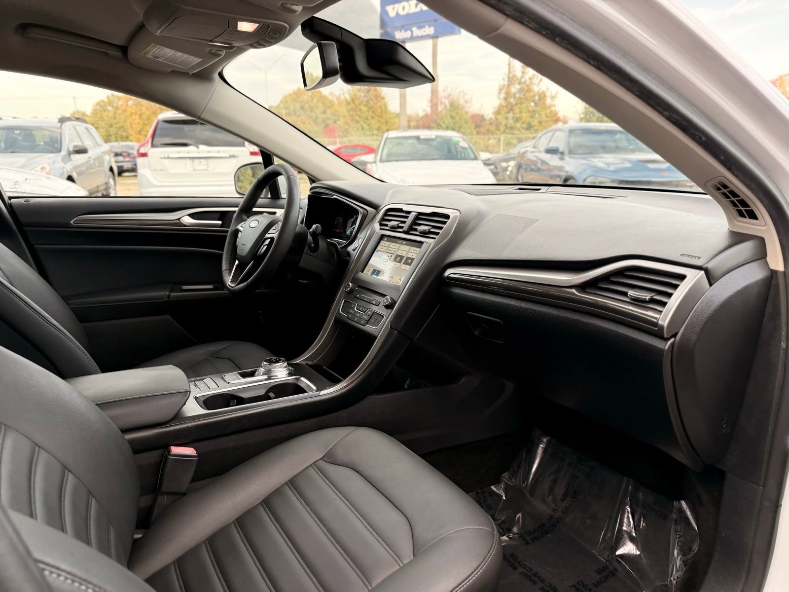 Used 2017 Ford Fusion SE w/ Equipment Group 602A FWD image 19