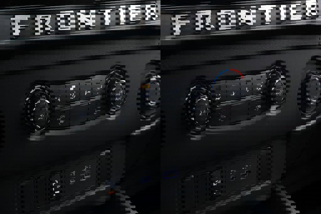 Used 2025 Nissan Frontier SV image 24