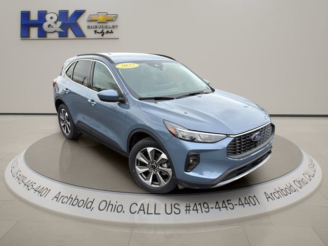 Used 2025 Ford Escape Platinum AWD/4WD image 2