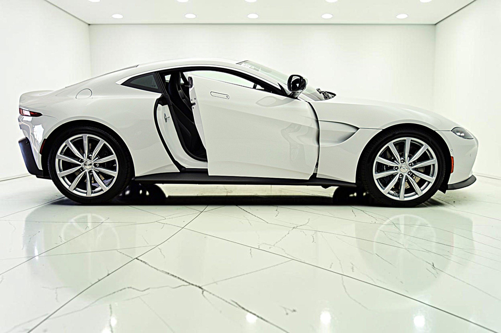 Used 2023 Aston Martin V8 Vantage Roadster RWD image 10