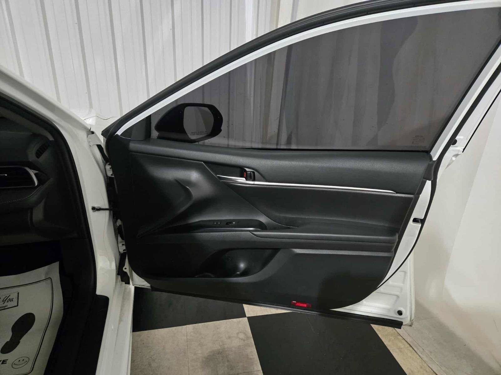 Used 2020 Toyota Camry SE image 18