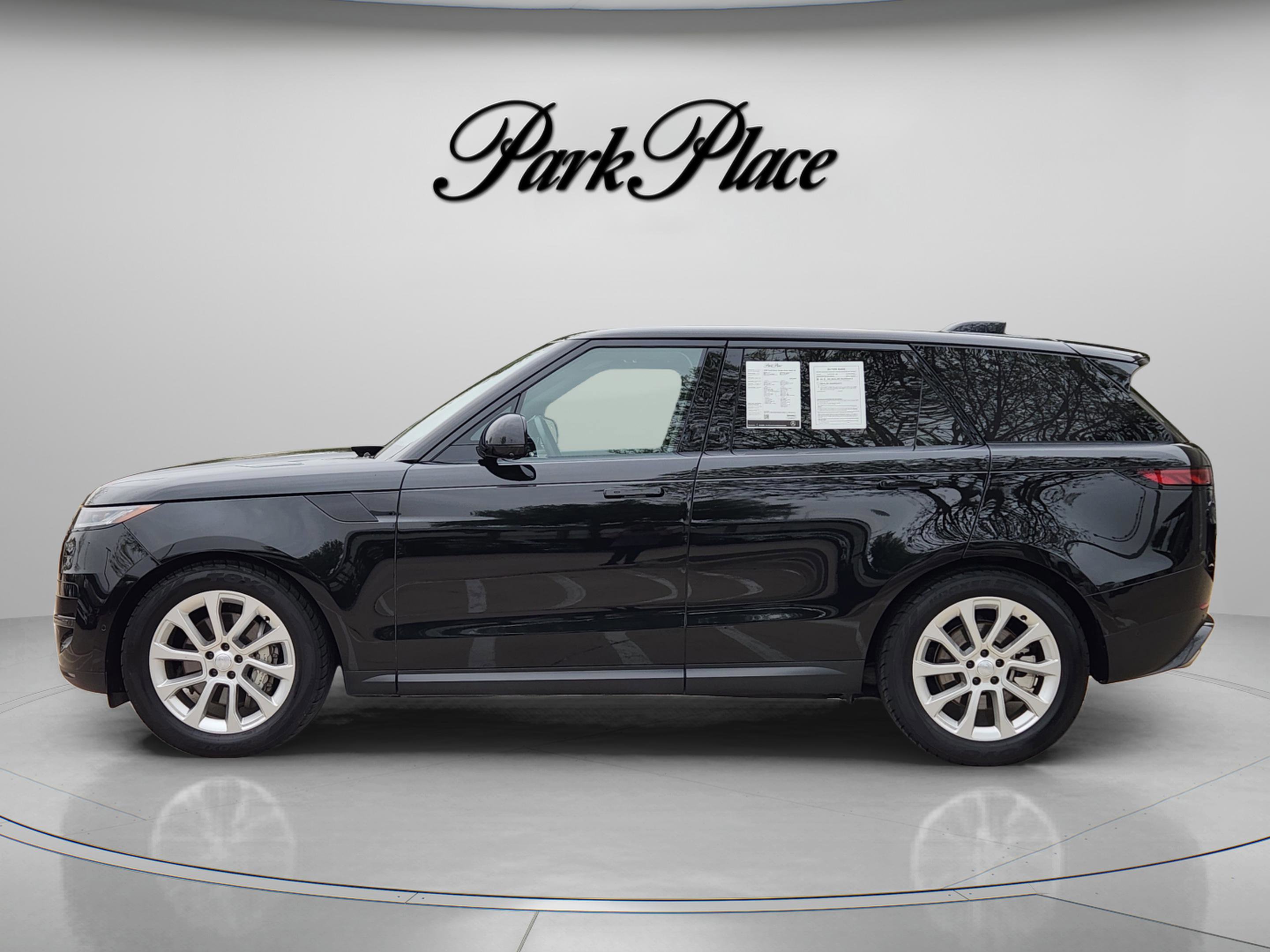 Used 2025 Land Rover Range Rover Sport SE AWD/4WD image 2