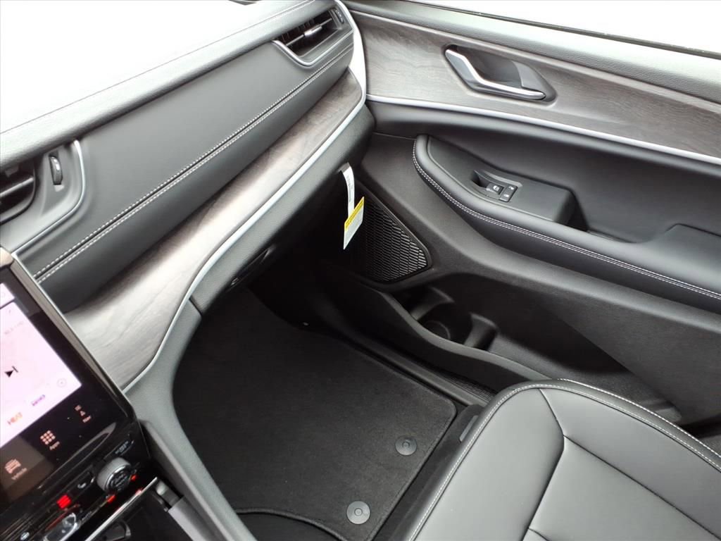 New 2025 Jeep Grand Cherokee L Limited w/ Black Appearance Package image 19