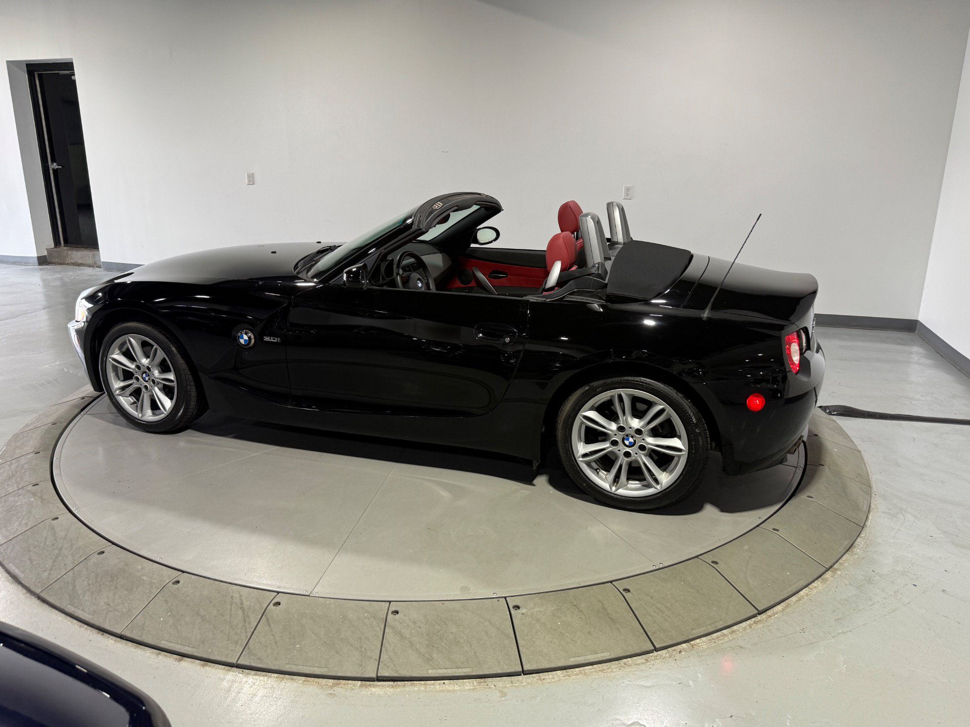Used 2005 BMW Z4 3.0i RWD image 11