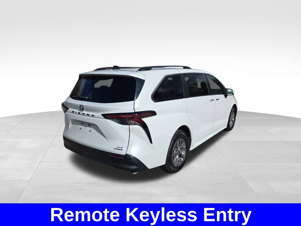 Used 2024 Toyota Sienna XLE image 7