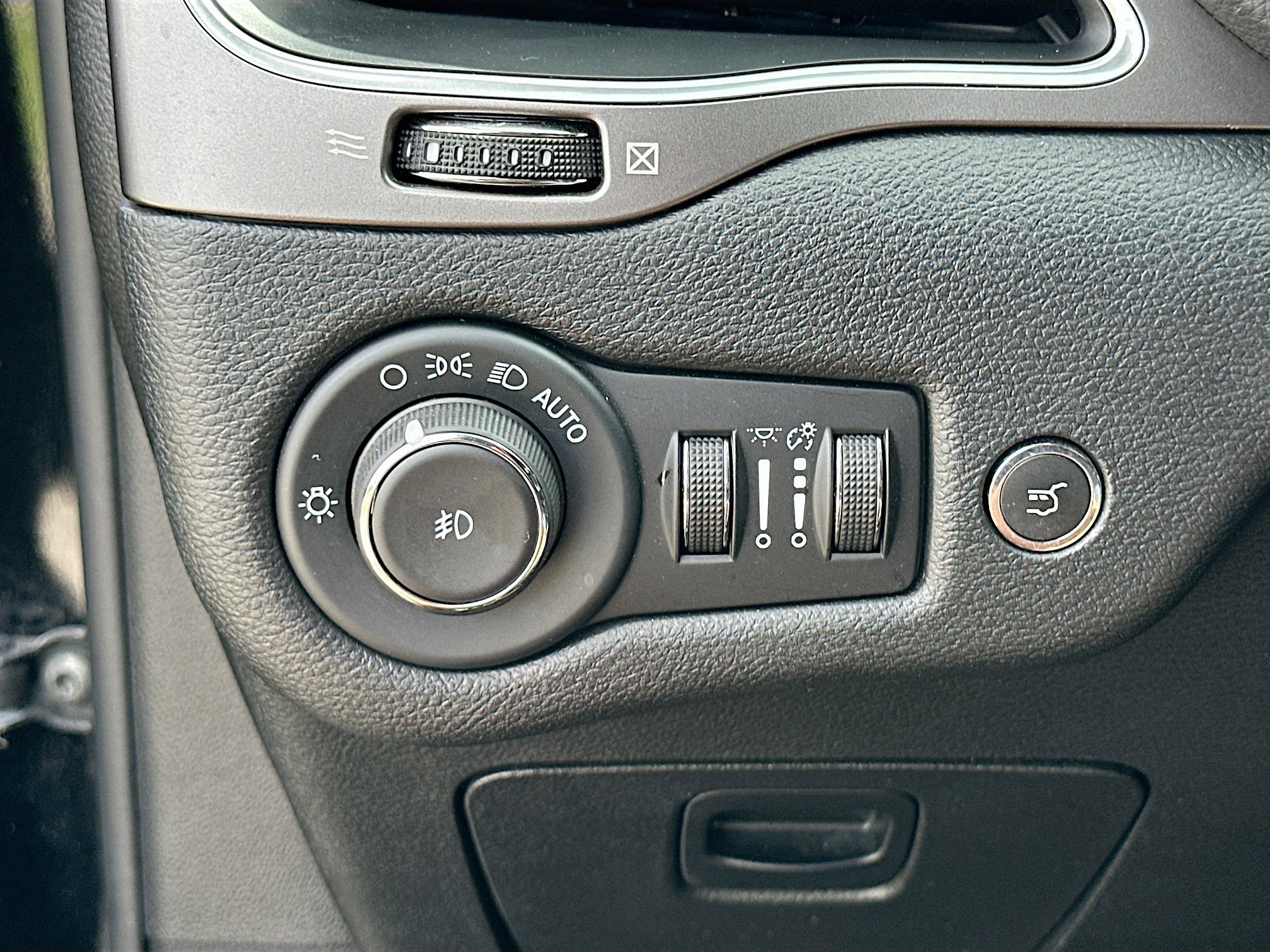 Used 2022 Jeep Cherokee Latitude Lux w/ Mopar Interior Package image 10