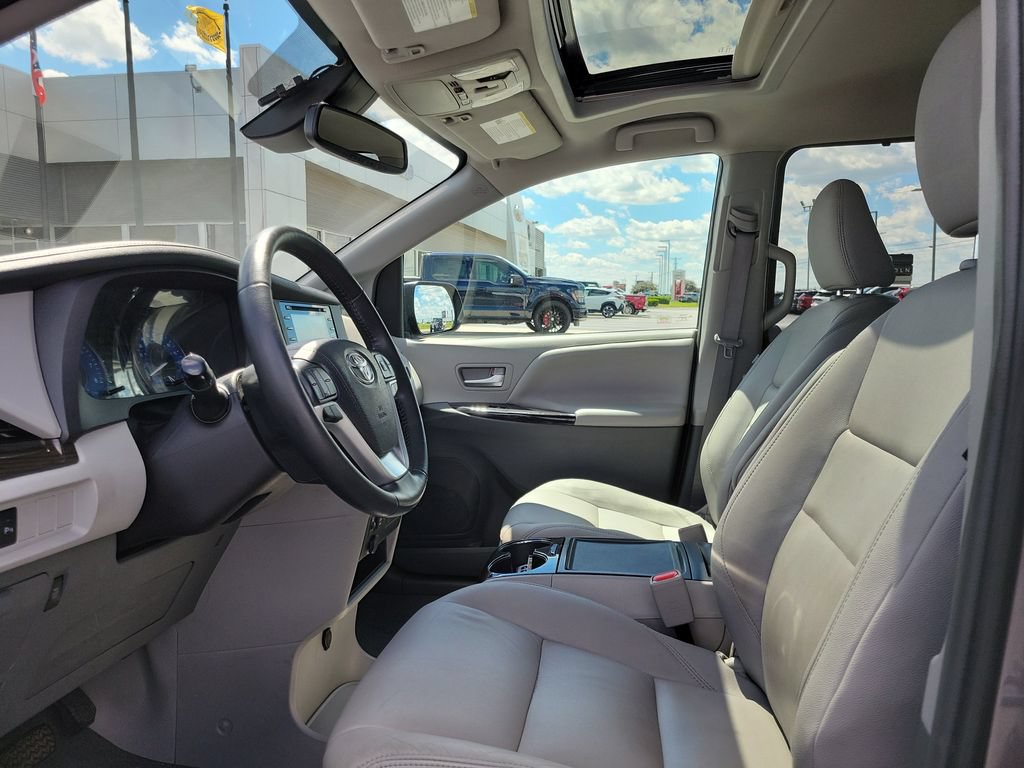 Used 2019 Toyota Sienna XLE w/ XLE Navigation Package FWD image 18
