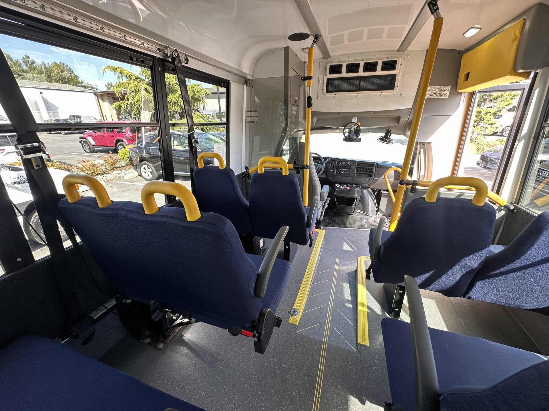Used 2015 Chevrolet Express 4500 RWD image 12