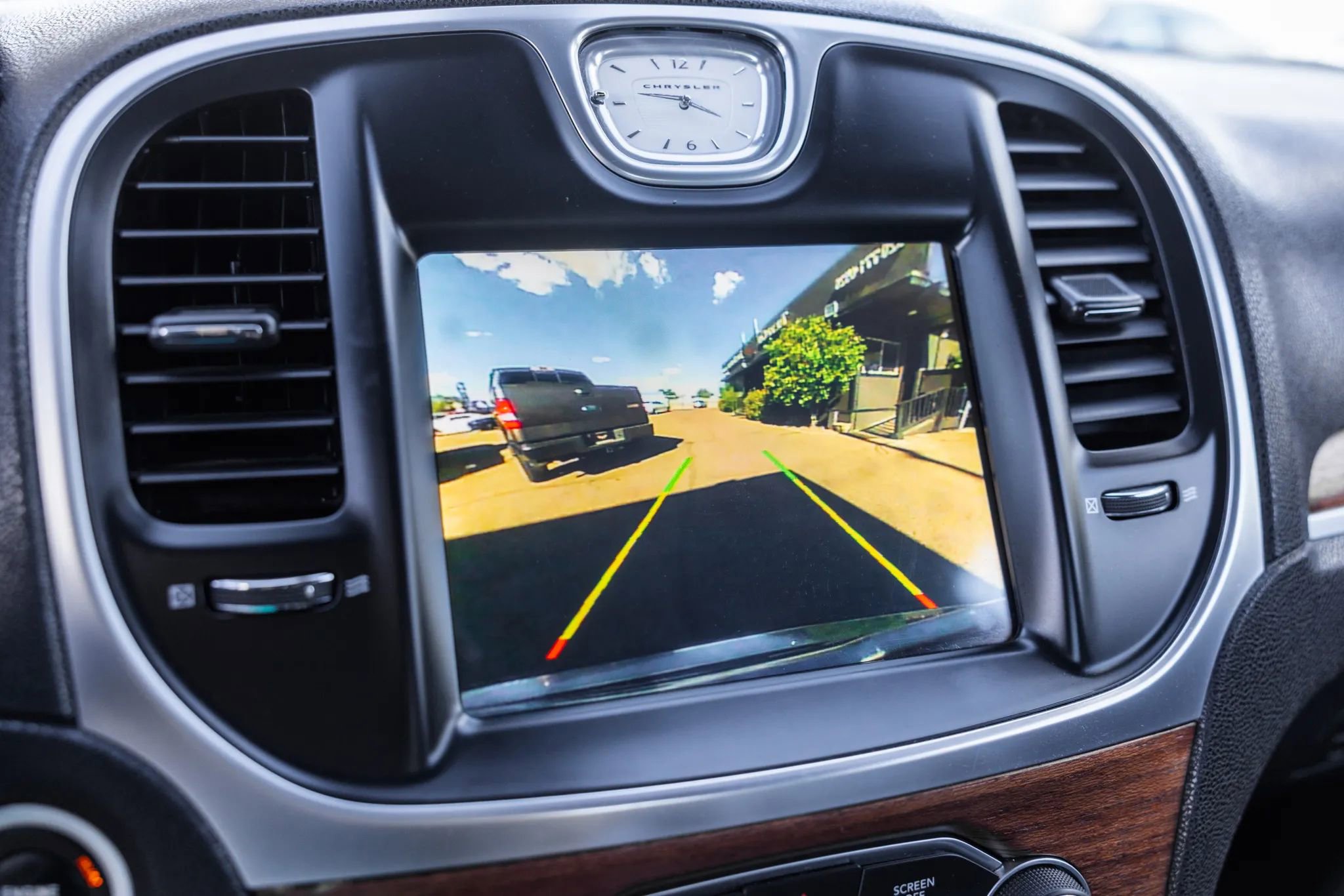 Used 2017 Chrysler 300 C Platinum image 23