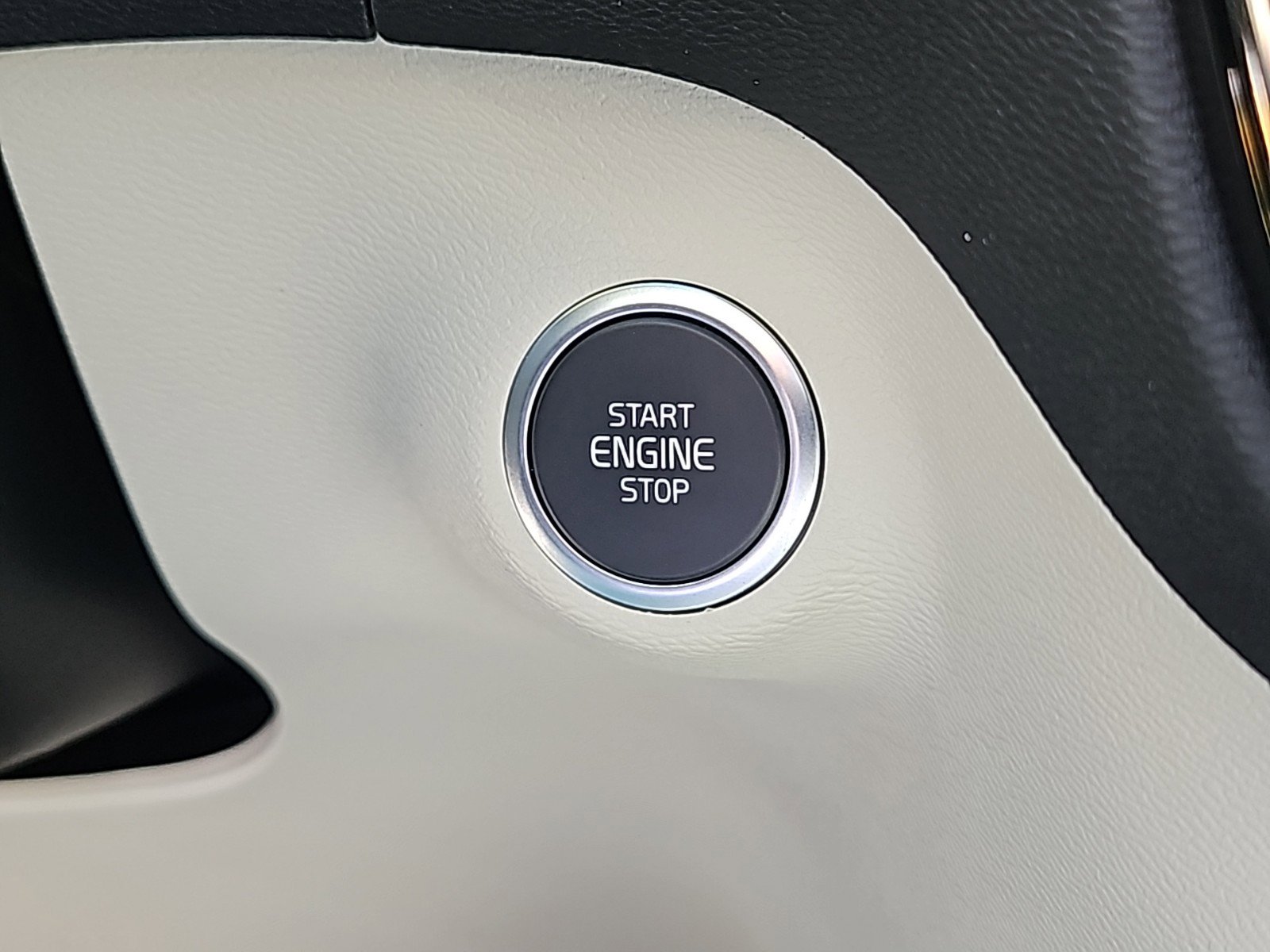 New 2025 Volvo XC40 B5 Plus w/ Protection Package Premier image 15