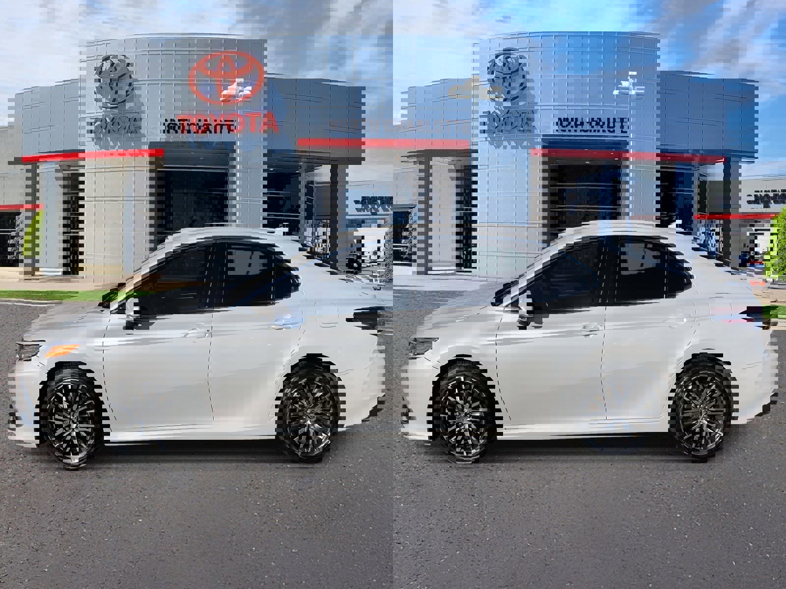 Used 2021 Toyota Camry XLE image 5