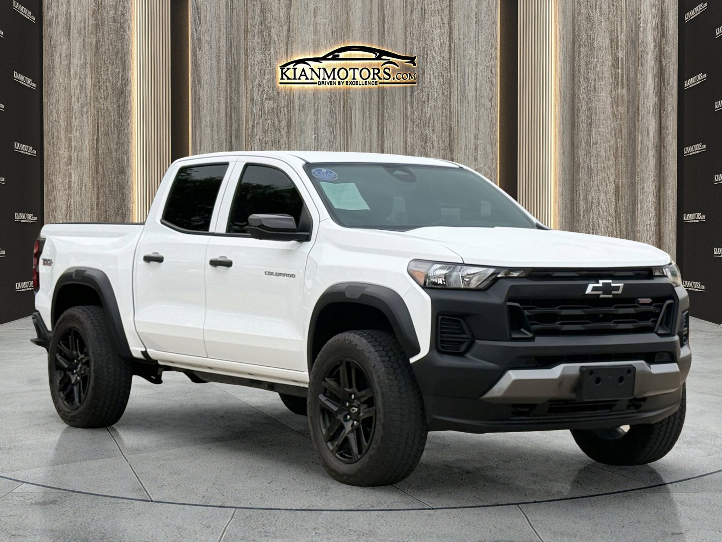 Used 2024 Chevrolet Colorado Trail Boss w/ Technology Package AWD/4WD image 1