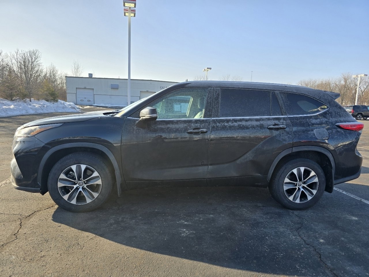 Used 2023 Toyota Highlander XLE image 4